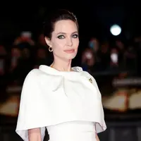 Aktris Angelina Jolie rupanya tengah dirundung kekalutan. Ya, seperti itu lah gambaran yang terlihat dari wajah Jolie di poster film By the Sea. (Bintang/EPA)