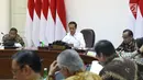 Presiden Joko Widodo atau Jokowi memimpin rapat terbatas percepatan peta jalan penerapan industri 4.0 di Kantor Presiden, Jakarta, Selasa (3/9/2019). Jokowi berharap penerapan industri 4.0 mampu meningkatkan lapangan kerja baru. (Liputan6.com/Angga Yuniar)