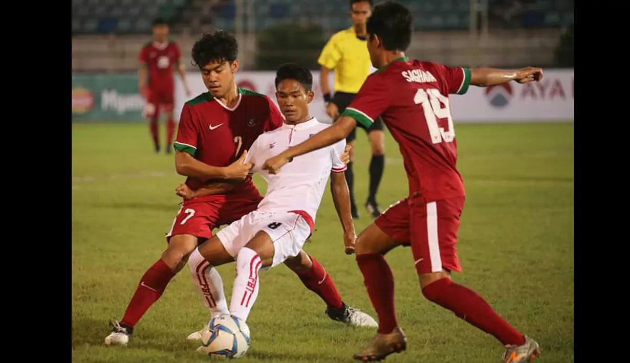 Pemain Timnas Indonesia U-19, Lutfi Baharsyah (kiri) dan Hanis Saghara menahan laju pemain Myanmar pada laga grup B AFF U-18 2017 di Yangon, Myanmar (5/9/2017). Timnas Indonesia U-19 menang 2-1. (Bola.com/PSSI)