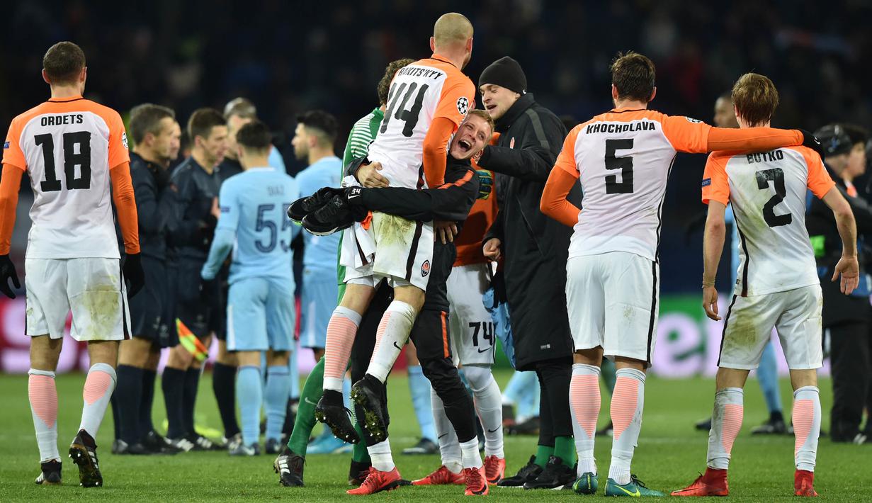 Para pemain Shakhtar Donetsk merayakan keberhasilan lolos ke 16 besar Liga Champions setelah mengalahkan Manchester City di Stadion Metalist, Kharkiv, Rabu (6/12/2017). Shakhtar menang 2-1 atas City. (AFP/Genya Savilov)