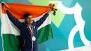 Penembak India, Vihan Shardul (15) melakukan selebrasi usai menerima medali untuk nomor double trap putra Asian Games 2018 di Palembang, Kamis (23/8). Atlet remaja asal India tersebut meraih perak dengan skor 73. (AP Photo/Vincent Thian)