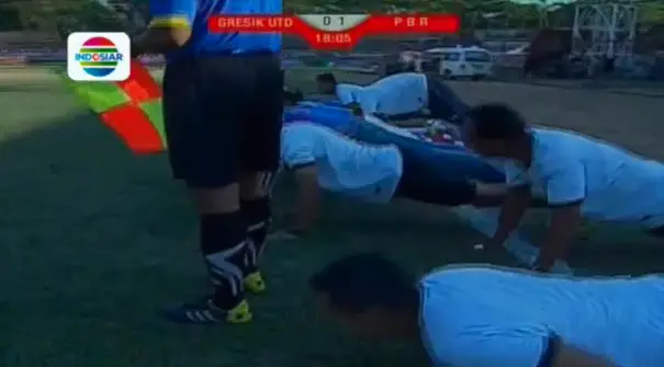 Pemain bertahan PBR, Nova Arianto sukses memaksimal tendangan penjuru yang dilepaskan Kim Jeffrey Kurniawan melalui sundulan kepalanya yang gagal dibendung para pemain Gresik United.