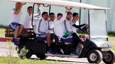 Pemain Argentina bersiap mengikuti sesi latihan jelang menghadapi Islandia pada grup D Piala Dunia 2018  di Bronnitsy, Rusia, (15/6). Argentina dan Islandia akan bertanding di Spartak Stadium, Moskow.  (AP Photo / Ricardo Mazalan)