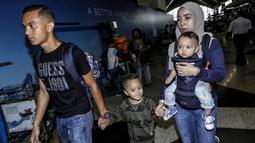 Pesepak bola Malaysia, Mohd Faiz Subri, mengajak isteri dan anaknya untuk ikut menghadiri FIFA Puskas Award 2016. (EPA/Ahmad Yusni)