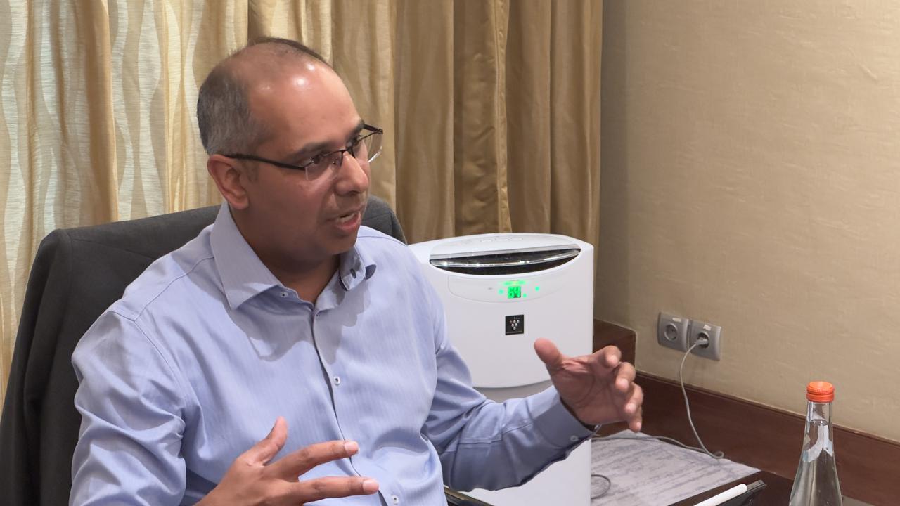 Presiden Rolls-Royce Asia Timur&Pasifik dan Korea Selatan, Bicky Bhangu dalam wawancara di Shangri-La, Jakarta pada Jumat (20/10/2023).