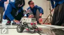 Robot rakitan siswa Sampoerna University ditampilkan dalam workshop educatio expo 2016 di Sampoerna Square, Jakarta, sabtu (5/3). Sampoerna University gelar educatin expo untuk memberikan pemahaman jalur pendidikan di Amerika. (Liputan6.com/Yoppy Renato)