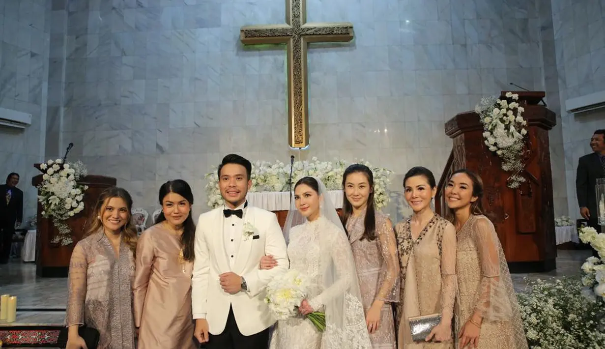 "Ya saya bersedia, sedianya Tuhan menolong saya," jawab Yakup Hasibuan. "Ya saya bersedia, kiranya Tuhan menolong saya," kata Jessica Mila. Kemudian mereka berjabat tangan disaksikan pendeta dan tamu undangan. [Foto: Daniel Kampua/Fimela.com]