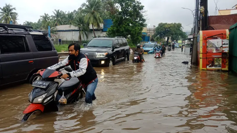 Genangan terjadi duduga dari aliran saluran pembuangan Tol JORR II di Kecamatan Benda, Tangerang.