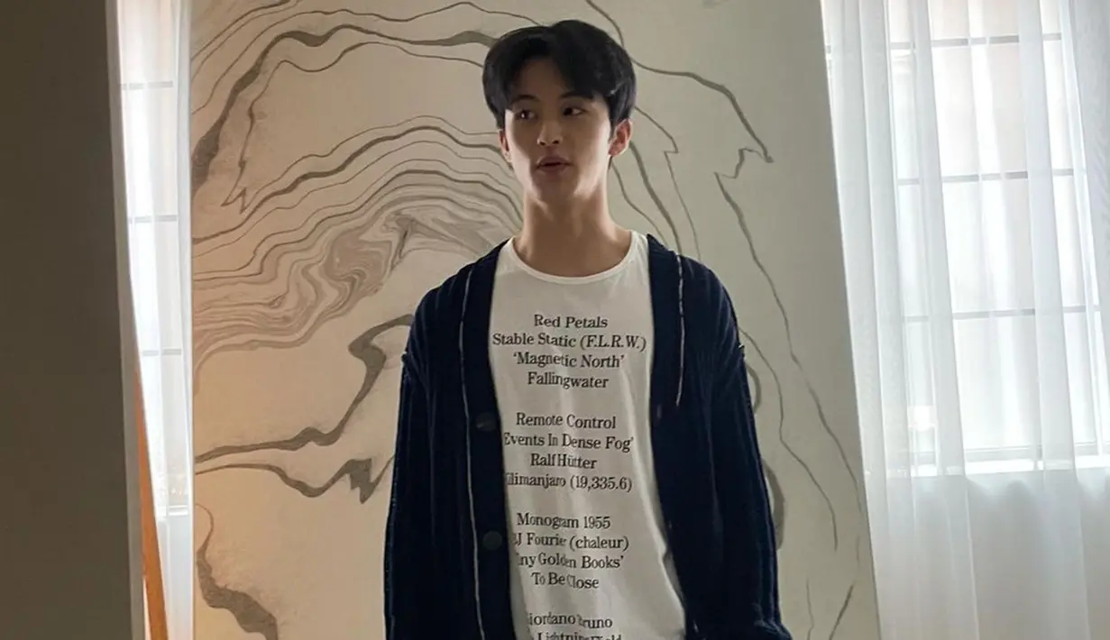 Memakai kaus putih dan dipadukan dengan sebuah sweater ini pun terlihat simpel. Bahkan, dirinya tak lagi menambahkan berbagai detail aksesoris pada penampilannya. (Liputan6.com/IG/@onyourm__ark)