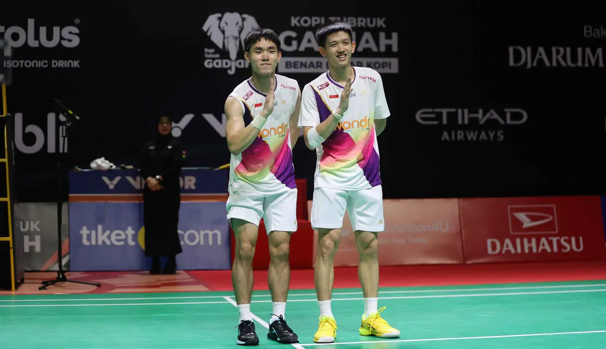 Laga final Indonesia Masters 2026 akan digelar di Istora Gelora Bung Karno, Senayan, Jakarta, Minggu (25/1/2026). Tampak dalam foto, pebulu tangkis ganda putra Indonesia, Raymond Indra/Nikolaus Joaquin merayakan kemenangan usai bertanding melawan Sabar Karyaman Gutama/Moh Reza Pahlevi Isfahani pada semifinal Indonesia Masters 2026 di Istora Gelora Bung Karno, Senayan, Jakarta, Sabtu (24/1/2026). (Bola.com/M Iqbal Ichsan)