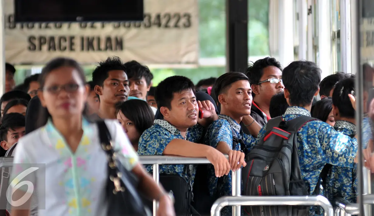 Tampak kepadatan penumpang bus Transjakarta menuju ragunan di halte  Dukuh Atas 2, Jakarta, Jumat (1/1/2016). Ratusan penumpang ramai menunggu bus yang mengarah ke Ragunan untuk menikmati libur hari pertama di tahun baru 2016. (Liputan6.com/Yoppy Renato)