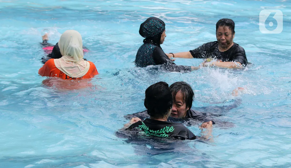 Sejumlah peserta berlatih berenang pada kegiatan Gerakan Prolanis Total (Gelato) di Gelanggang Remaja KONI, Gambir, Jakarta, Kamis (11/8/2022). Puskesmas Kecamatan Gambir mengadakan kegiatan Gelato berupa pelatihan berenang kepada peserta lansia penderita penyakit kronis untuk mencegah penyakit tersebut tambah parah. (Liputan6.com/Herman Zakharia)