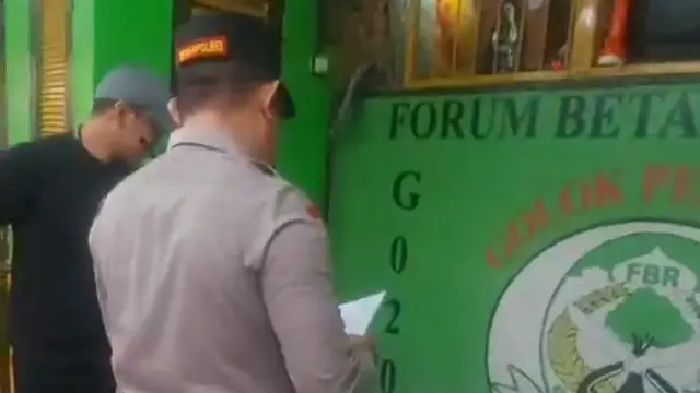 Pembongkaran posko ormas Forum Betawi Rempug (FBR) di kawasan Volvo, Pejaten Timur, Pasar Minggu, Jakarta Selatan, petugas menemukan sejumlah barang bukti berupa senjata tajam (sajam) hingga benda tumpul. (Merdeka.com/Nur Habibie)