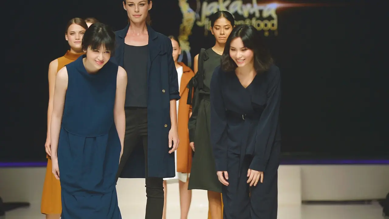 Busana wanita modern