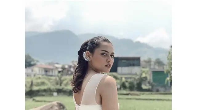 elalui akun Instagramnya, ia juga hobi travelling loh. Rachquel kerap membagikan momen saat berlibur.