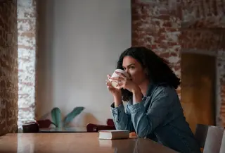 Ilustrasi Wanita Minum Kopi di Cafe / by freepik