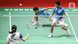 Ganda putri bulu tangkis Indonesia Apriyani Rahayu/Siti Fadia Silva Ramadhanti saat bertanding melawan pebulu tangkis China Taipei Chang Ching Hui/Yang Ching Tun pada babak pertama atau 32 besar Indonesia Masters 2023 di Istora Senayan, Jakarta, Rabu (25/1/2023).  Apri/Fadia berjaya atas wakil China Taipei dengan dua game langsung, 21-14, 21-9. (Liputan6.com/Herman Zakharia)