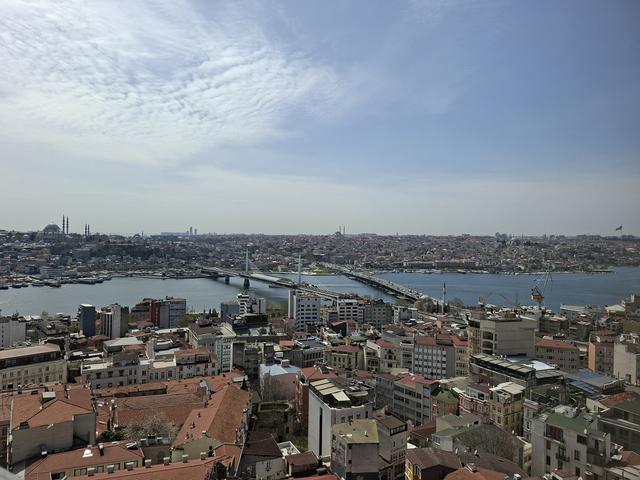 Pemandangan dari puncak Galata Tower atau Menara Galata. Kita bisa melihat Kawasan Istnbul Asia dan Eropa secara 360.  (Liputa6.com/Edu Krisnadefa)