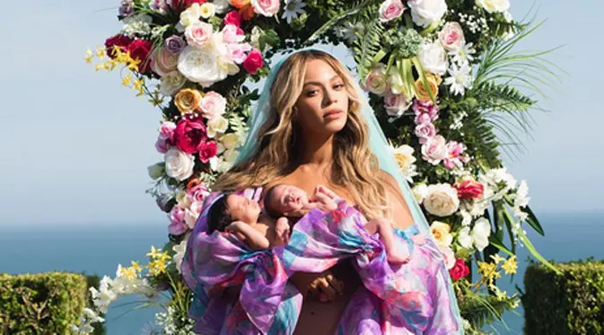 Melansir Ace Showbiz, pada Selasa (18/7/2017), akta kelahiran anak kembar Beyonce sudah rilis dan terungkap juga mengenai segala hal yang selama ini dipertanyakan. Termasuk siapa yang lebih dulu lahir dari dua anak itu. (Instagram/Beyonce)