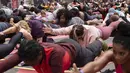 Ribuan praktisi yoga akan berkumpul sejak matahari terbit hingga terbenam untuk mengikuti sesi yoga gratis sepanjang hari. (AP Photo/Yuki Iwamura)