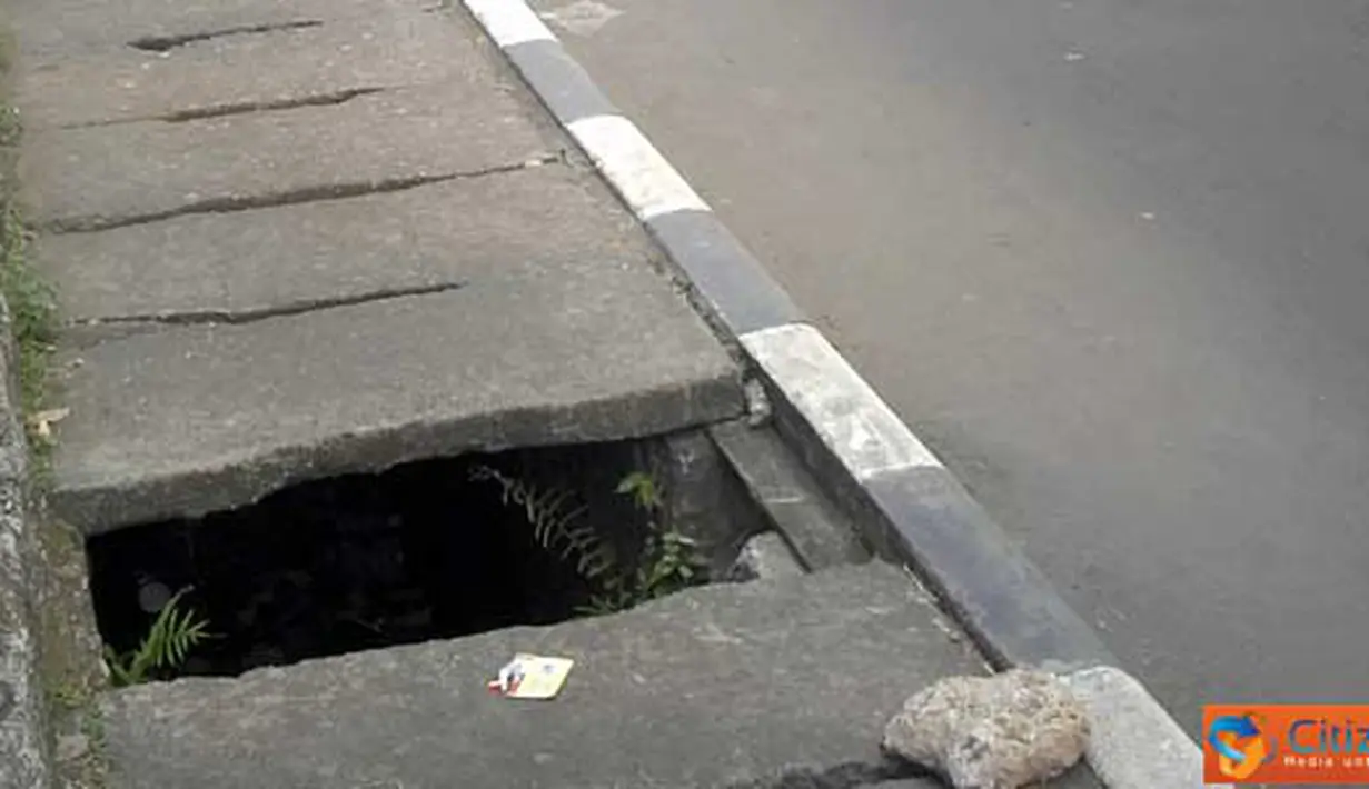 Citizen6, Jakarta: Trotoar bolong di Jalan Asia Afrika Senayan, Jakarta, membahayakan para pengguna jalan. (Pengirim: Akhid)