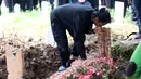 Sebelumnya diberitakan, Lula Lahfah ditemukan meninggal dunia di kamarnya di sebuah apartemen di Jakarta Selatan pada Jumat (23/1/2026) petang. Tampak dalam foto, konten kreator yang juga musisi, Reza Oktovian atau lebih dikenal dengan panggilan Reza Arap mencium nisan kekasihnya, Lula Lahfah, di Tempat Pemakaman Umum (TPU) Rawa Terate, Cakung, Jakarta Timur, pada Sabtu (24/1/2026). (Kapanlagi.com/Budy Santoso)