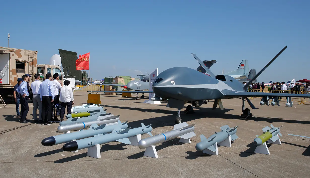 Pesawat tak berawak AVIC's Cloud Shadow Jet-power ditampilkan dalam Pameran Penerbangan dan Antariksa Internasional ke-12 China atau Airshow China 2018 di Kota Zhuhai, Provinsi Guangdong, Rabu (7/11). (AP Photo/Kin Cheung)
