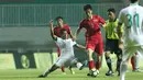 Pemain sayap Indonesia U-23, Febri Hariyadi (kiri) mencoba menahan pemain Korea Utara, Jon Se Gye pada laga PSSI Anniversary Cup 2018 di Stadion Pakansari, Kab Bogor, Senin (30/4). Laga berakhir imbang 0-0. (Liputan6.com/Helmi Fithriansyah)