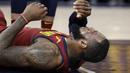 Pelipis pemain Cleveland Cavaliers, LeBron James berdarah saat berebut bola dengan pemain Indina Pacers pada game keenam playoffs NBA basketball di Bankers Life Fieldhouse, Indianapolis, (27/4/2018). Pacers menang 121-87. (AP/Darron Cummings)