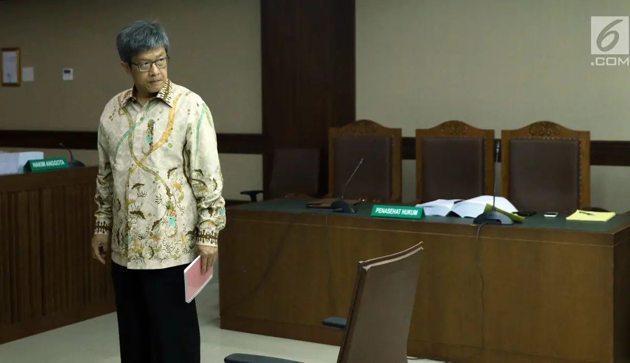Mantan Dirut PT Quadra Solutions, Anang Sugiana Sudihardjo bersiap meninggalkan ruangan usai menjalani sidang pembacaan tuntutan di Pengadlian Tipikor, Jakarta, Kamis (28/6). Anang dituntut hukuman tujuh tahun penjara. (Liputan6.com/Helmi Fithriansyah)