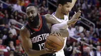 Pemain Houston Rockets, James Harden (13) dilanggar pemain Los Angeles Lakers, Josh Hart pada lanjutan NBA basketball game di Toyota Center, Houton, (31/12/2017). Rockets menang 148-142. (AP/Michael Wyke)