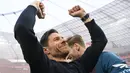 Pelatih Bayer Leverkusen Xabi Alonso merayakan kemenangan timnya atas  Werder Bremen pada laga pekan ke-29 Liga Jerman atau Bundesliga 2023/2024,  di BayArena, Minggu (15/4/2024) malam WIB. (INA FASSBENDER / AFP)