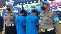 Dua tersangka pemerkosaan terhadap anak di bawah umur ditangkap aparat Polsek Klapanunggal, Kabupaten Bogor. Modus kedua tersangka yakni mengiming-imingi korban bisa mendapat pekerjaan. (Liputan6.com/Achmad Sudarno)