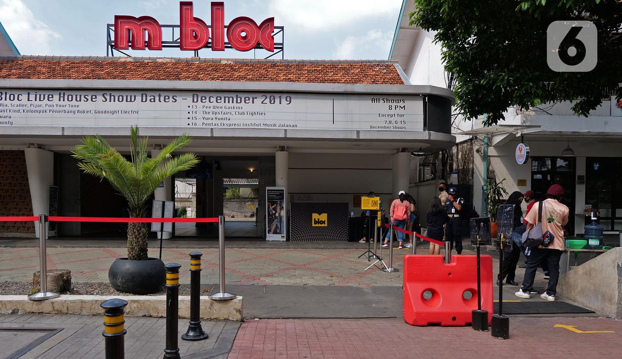 Pengunjung antre mengecek suhu tubuh sebelum memasuki M Bloc Space di Jakarta, Sabtu (11/7/2020). Demi menjamin protokol kesehatan dipatuhi, M Bloc Space melakukan crowd controlling untuk memastikan jumlah pengunjung yang datang hanya 50 persen dari kapasitas normal. (Liputan6.com/Herman Zakharia)