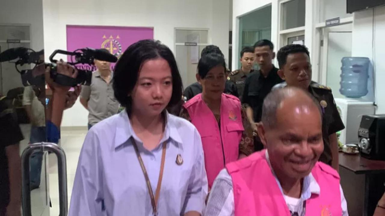 Dua tersangka saat digiring ke mobil tahanan jaksa.