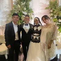 Pratama Arhan tampil mengenakan setelan jas hitam, bersama istrinya Azizah Arham yang mengenakan outer berbordir di atas inner putih serasi dengan celananya. [@pratamaarhan8]