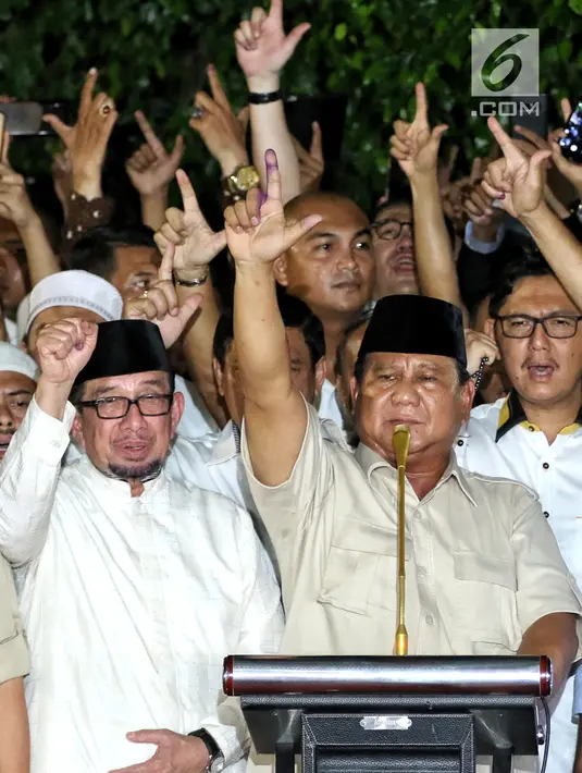 Calon presiden no urut 02 Prabowo Subianto bersama Badan Pemenangan Nasional (BPN) memberikan pidato politiknya di Kertanegara, Jakarta, Rabu (17/4). Prabowo Subianto mendeklarasikan kemenangannya dari hasil real count BPN di Pilpres 2019 pada angka 62%. (Liputan6.com/Johan Tallo)