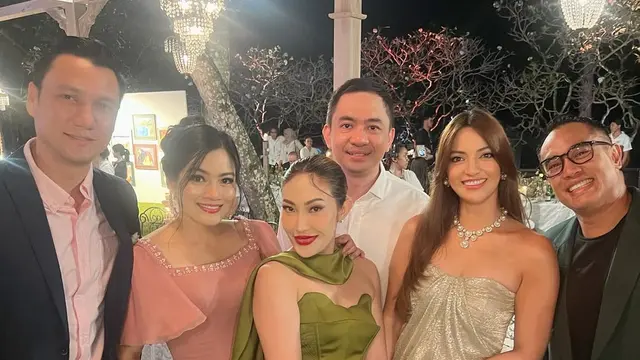 Tampilan Selebriti Kenakan Dress Elegan di Resepsi Hari ke-2 Pernikahan Luna Maya dan Maxime Bouttier.