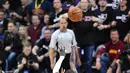 Pemain Cavaliers, Kyrie Irving berusaha menembak bola dari penjagaan pemain Warriors, Patrick McCaw pada gim keempat Final NBA 2017 di Quicken Loans Arena, Ohio (9/6). Cavaliers menghajar Golden State Warriors 137-116. (Jason Miller/Getty Images/AFP)