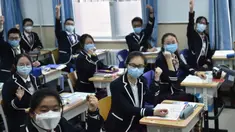 Sejumlah siswa kelas 12 menyemangati diri mereka sendiri di Guangqumen Middle School, Beijing, China, Senin (27/4/2020). Sekolah menengah atas di Beijing memulai kembali kegiatan belajar di kelas untuk siswa tingkat akhir yang akan mengikuti ujian masuk perguruan tinggi. (Xinhua/Chen Zhonghao)