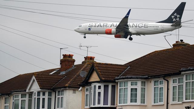 20161025-Setiap Hari Pesawat Terbang Rendah di Perumahan Ini-London
