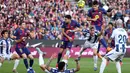 Skor 2-0 untuk keunggulan Barcelona bertahan hingga babak pertama usai. Tampak dalam foto, bek Barcelona asal Spanyol, Gerard Martin (atas), menyundul bola selama pertandingan pekan ke-25 La Liga 2025/2026 melawan Levante UD di Stadion Camp Nou, Minggu 22 Februari 2026. (Josep LAGO/AFP)