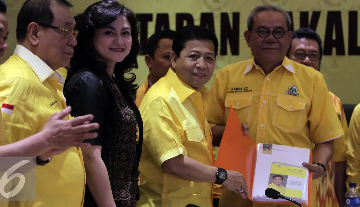 Setya Novanto saat mendaftar sebagai ‎Caketum Partai Golkar didampingi istrinya Deisti Astriani Tagor di DPP Partai Golkar, Jakarta, Rabu (4/5). Partai Golkar mematok mahar Rp 1 M untuk Balon Ketua Umum Partai Golkar. (Liputan6.com/Johan Tallo) 