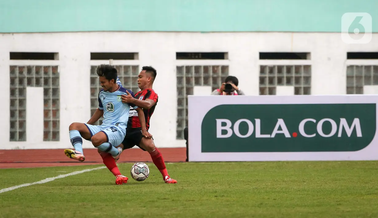 Gelandang Persipura Muhammad Tahir (kanan) berebut bola dengan gelandang Persela Riswan Yusman dalam laga pekan kedua BRI Liga 1 2021/2022 antara Persela Lamongan melawan Persipura Jayapura di Stadion Wibawa Mukti, Cikarang, Jumat (10/9/2021). Persela menang 1-0. (Bola.com/Bagaskara Lazuardi)