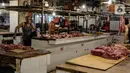 Pedagang menunggu pembeli di los daging non halal di Pasar Senen, Jakarta, Senin (13/9/2021). Manajer Umum dan Humas Perumda Pasar Jaya Gatra Vaganza mengatakan sudah memanggil dan memberi sanksi administrasi kepada pedagang daging anjing di Pasar Senen Blok III tersebut. (Liputan6.com/Johan Tallo)