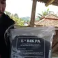 Salah satu pengurus Lembaga Bimbingan Informasi dan Kosultasi Pertanian Agribisnis (LBIKPA) Garut, Jawa Barat menunjukan arang sekam dalam kemasan yang siap dijual kepada masyarakat. (Liputan6.com/Jayadi Supriadin)