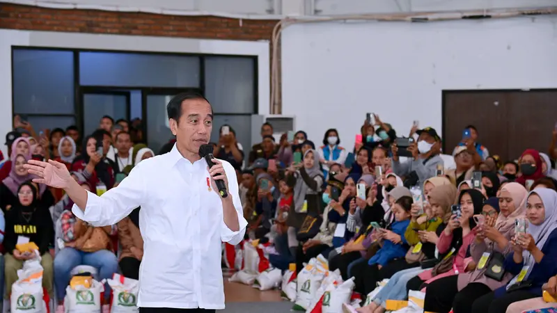 Presiden Joko Widodo (Jokowi) hadir langsung dalam kegiatan penyaluran Bantuan Pangan beras atau bansos beras di Kota Tangerang Selatan, Banten.