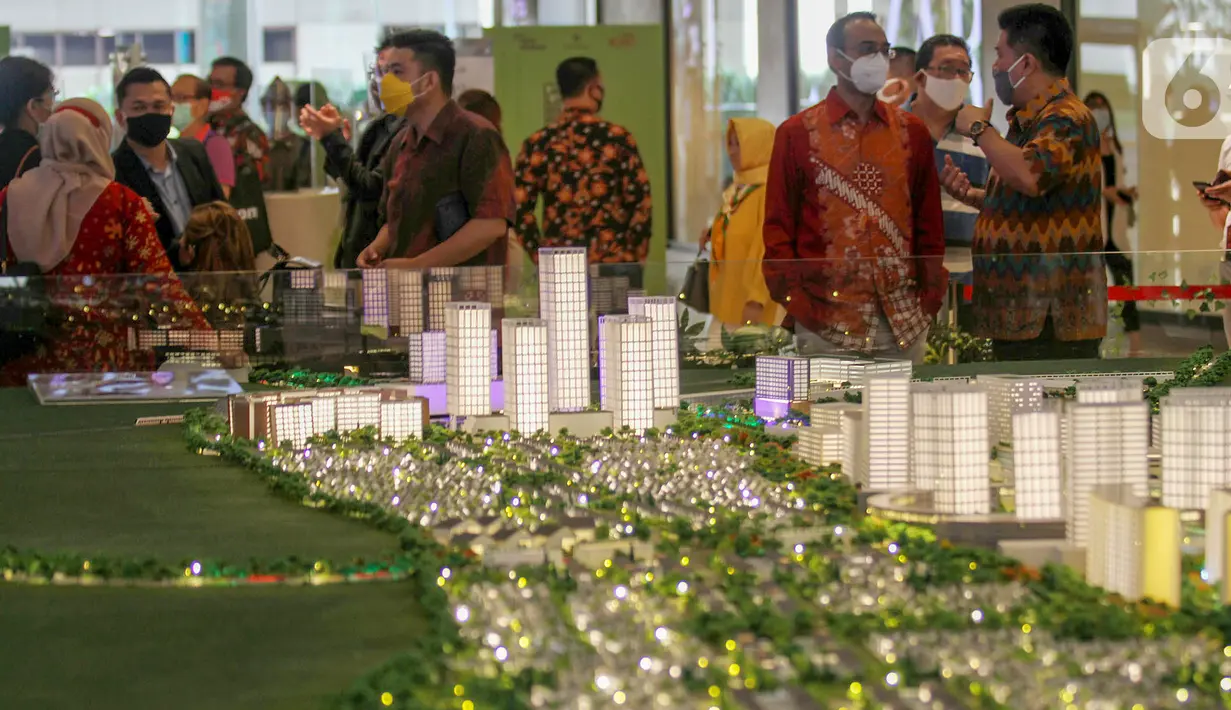 Pengunjung melihat pameran Mega Proyek Kota Mandiri dan Satelit Baru Kota Podomoro Tenjo di Atrium Central Park Jakarta (18/8/2020). Kota Podomoro Tenjo diharapkan menjadi katalisator perekonomian Indonesia sekaligus menginspirasi pelaku usaha properti. (Liputan6.com)