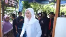 Hadir mengenakan kemeja bermotif garis dan kerudung menutupi kepalanya, pelantun Satu Jam Saja ini didaulat membacakan Pacasila didepan para tamu. (Andy Masela/Bintang.com)