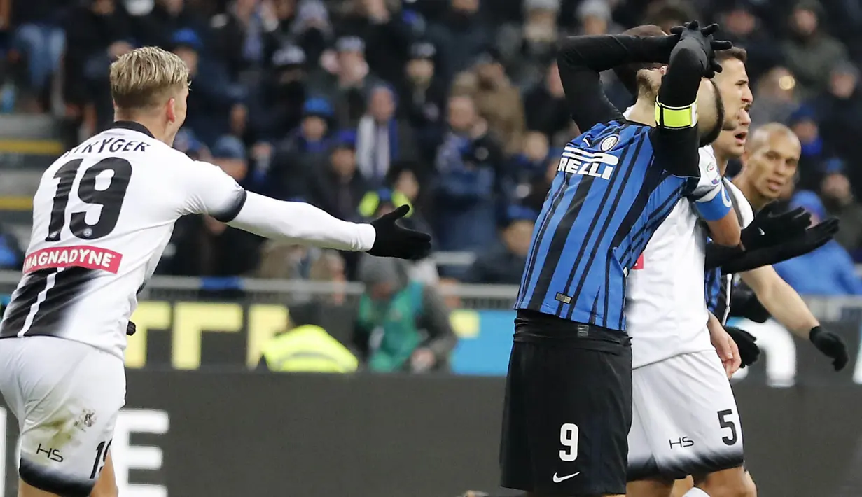 Striker Inter Milan, Mauro Icardi, tampak kecewa usai gagal mencetak gol ke gawang Udinese pada laga Serie A di Stadion Giuseppe Meazza, Milan, Sabtu (16/12/2017). Inter Milan takluk 1-3 dari Udinese. (AP/Antonio Calanni)